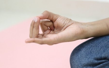 Apana Vayu Mudra: Top Benefits, Steps, Precautions, and Tips for Beginners